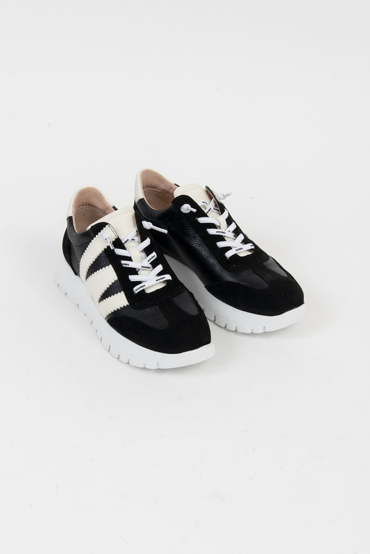 スペイン製レディーススニーカー 黒 革製